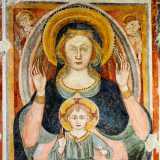 L�affresco, datato al secondo quarto del XV secolo, mostra al centro una Vergine orante vestita con un manto blu e rosa che tiene sulle gambe Ges� Bambino